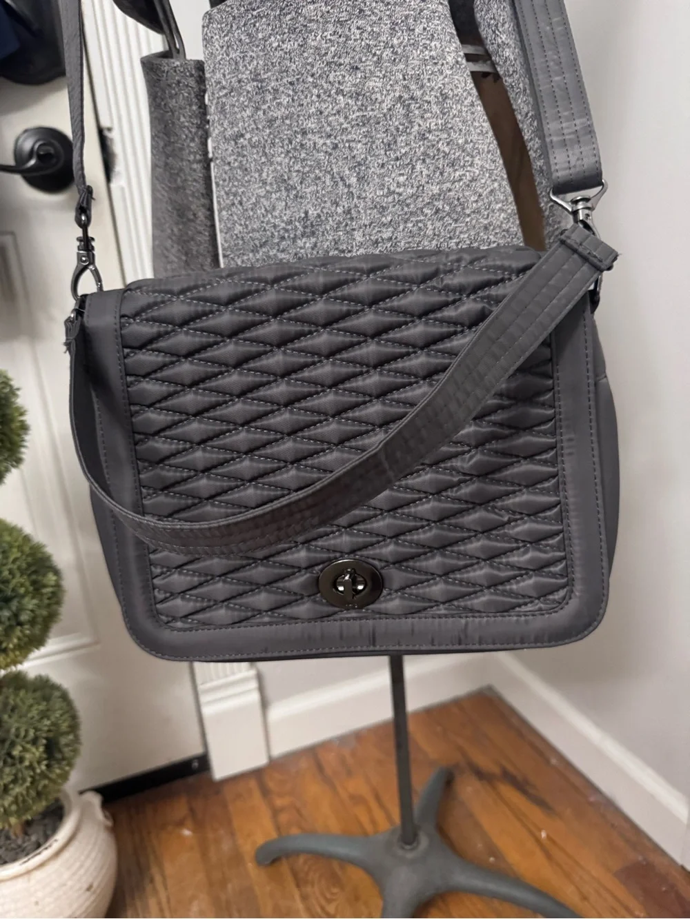 Lug Presto Quilted Grey Crossbody Detachable Strap Turn Lock - Picture 4 of 11
